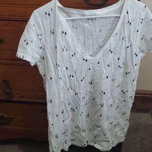 V-neck t-shirt